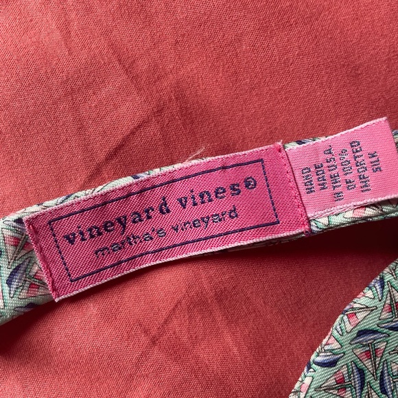 Vineyard Vines Bow tie. Silk, sailboat print. - Picture 2 of 3